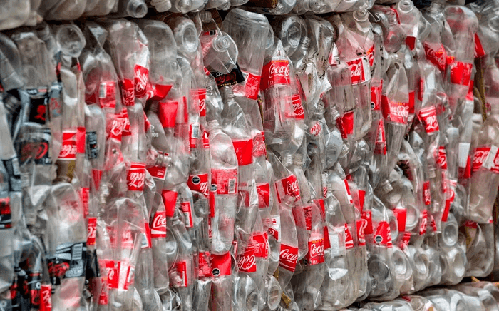 بطری های پلاستیکی کوکاکولا محیط زیست را آلوده می‌کنند